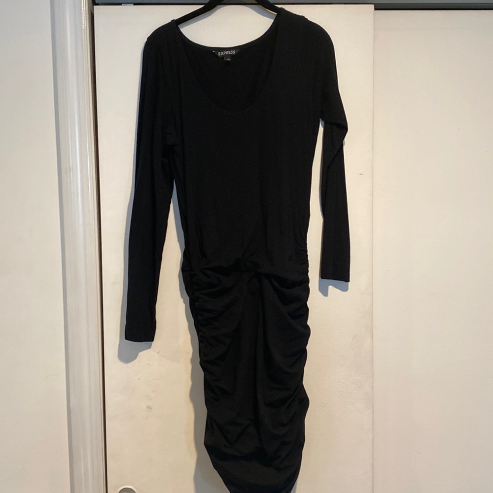 Black express size large, with rouge detailing on the side